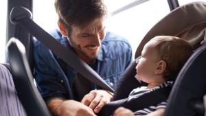 Къде е най-безопасната позиция за монтаж на детско столче в кола