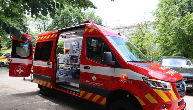 Оборудвана педиатрична линейка - Детската болница в София с нова линейка за 1 юни (СНИМКИ)