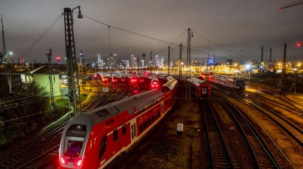 Заради свлачище: Влак със 185 пътници дерайлира в Германия