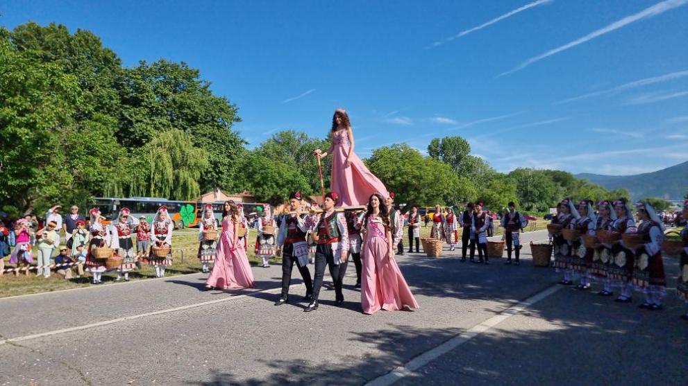 Най-голямото карнавално дефиле в страната ще премине днес по централния