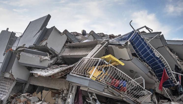 срутване жилищен блок - Арестуваха двама за срутения блок в Истанбул