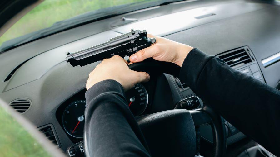Шофьор на джип заплашил с пистолет водач на автобус в София?