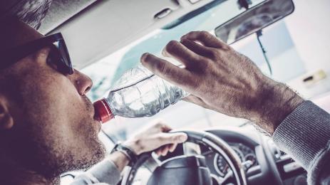 Защо не трябва да се пие вода от стара бутилка в автомобила
