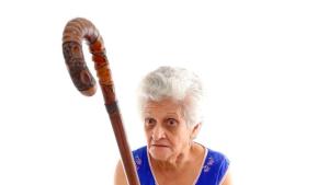 Възрастна жена преби с бастун бившия си сват в Пещера