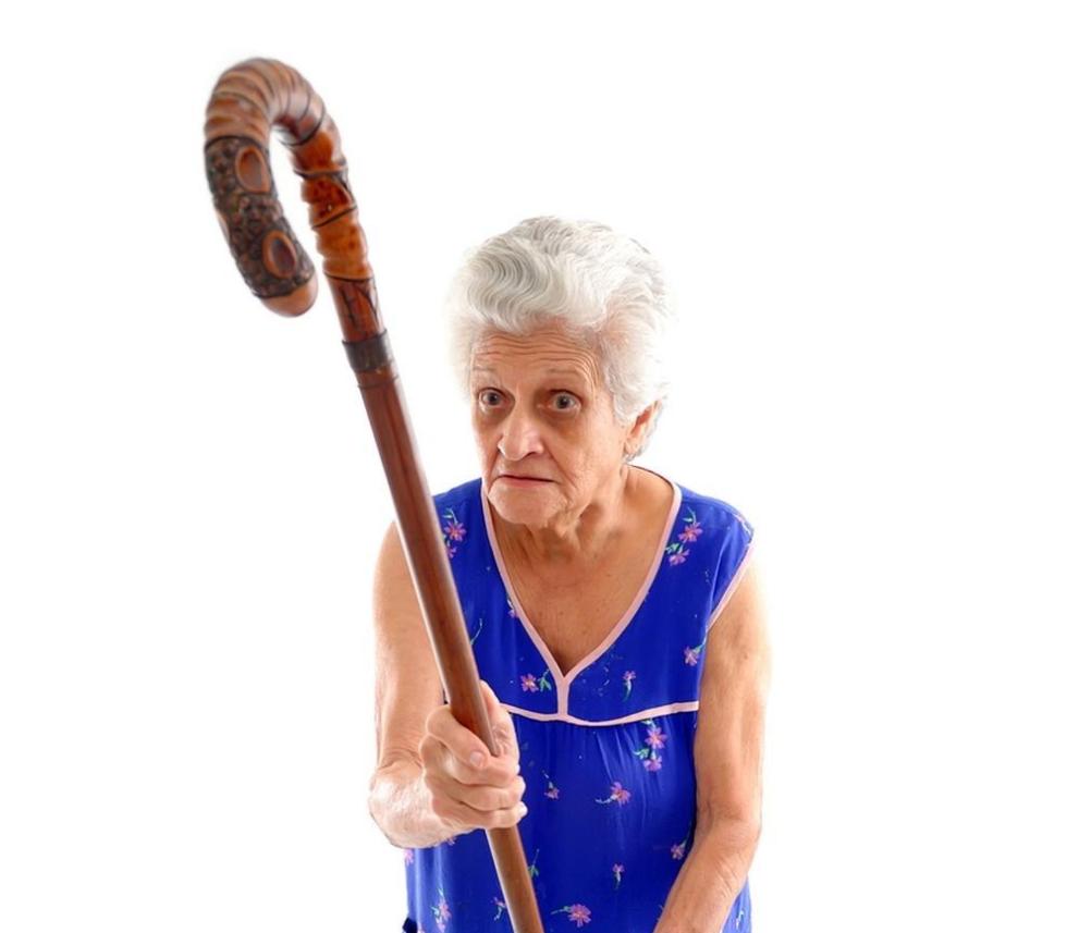 Възрастна жена преби с бастун бившия си сват в Пещера,