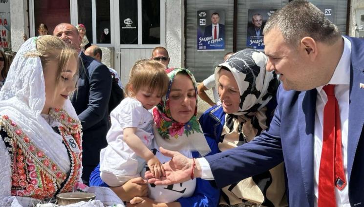 Пеевски - Делян Пеевски, председател на ДПС и водач на листата на ДПС в Благоевград, посети Рибново