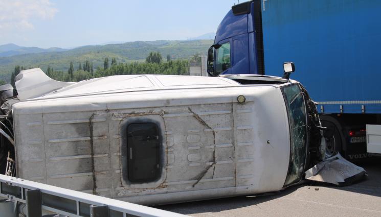 катастрофа - ПАК ВОЙНА НА ПЪТЯ: Брутална верижна катастрофа затапи важна пътна артерия!