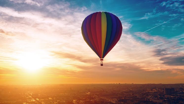 балон с горещ въздух - Падна балон с горещ въздух след удар в далекопровод (ВИДЕО)