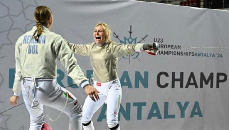 фехтовка - Сабльорките се изкъпаха в басейна с медалите. Йоана: Показах защо съм на олимпиада