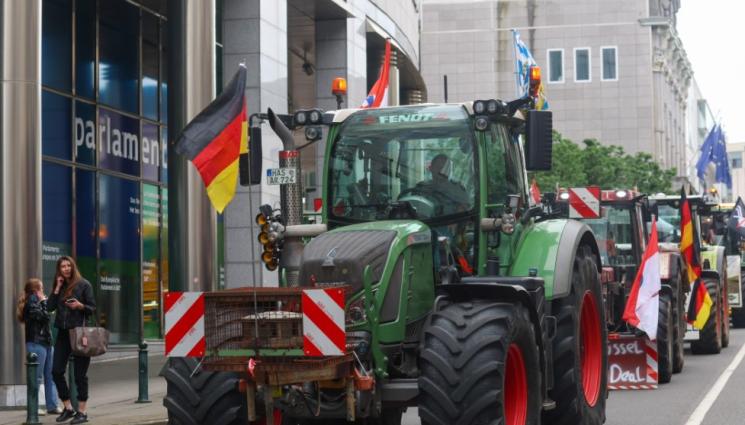 фермери протест - БУНТ: Фермери с 500 трактора окупираха Брюксел (СНИМКИ)
