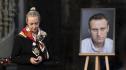 Вдовицата на Алексей Навални, Юлия, излиза от берлинската църквата "Света Мария", след като е запалила днес свещ в памет на покойния си съпруг на рождения му ден