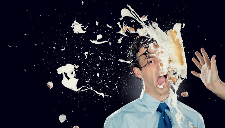 пай - НАПАДЕНИЕ: Порноактриса замери политик с млечен шейк!