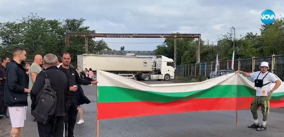 Продължава да е блокиран международният път Русе-Свиленград, в района на