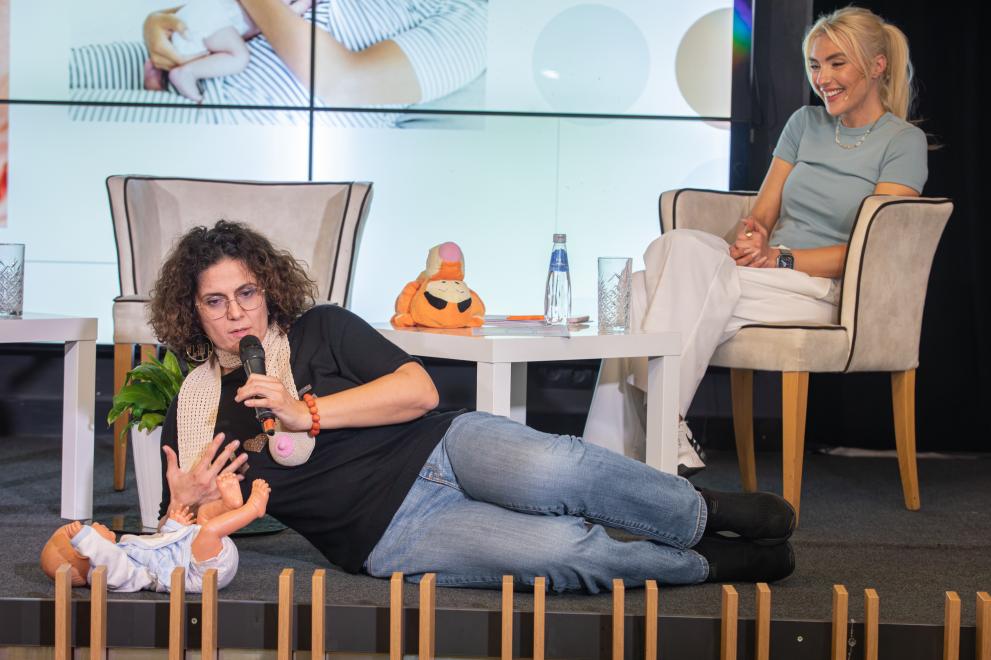 Зърнaта се уголемяват, ареолите потъмняват и се увеличават и като