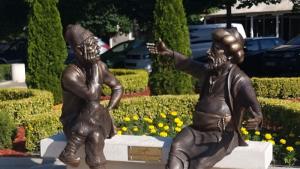 Откриха паметник на популярните приказни герои Хитър Петър и Настрадин