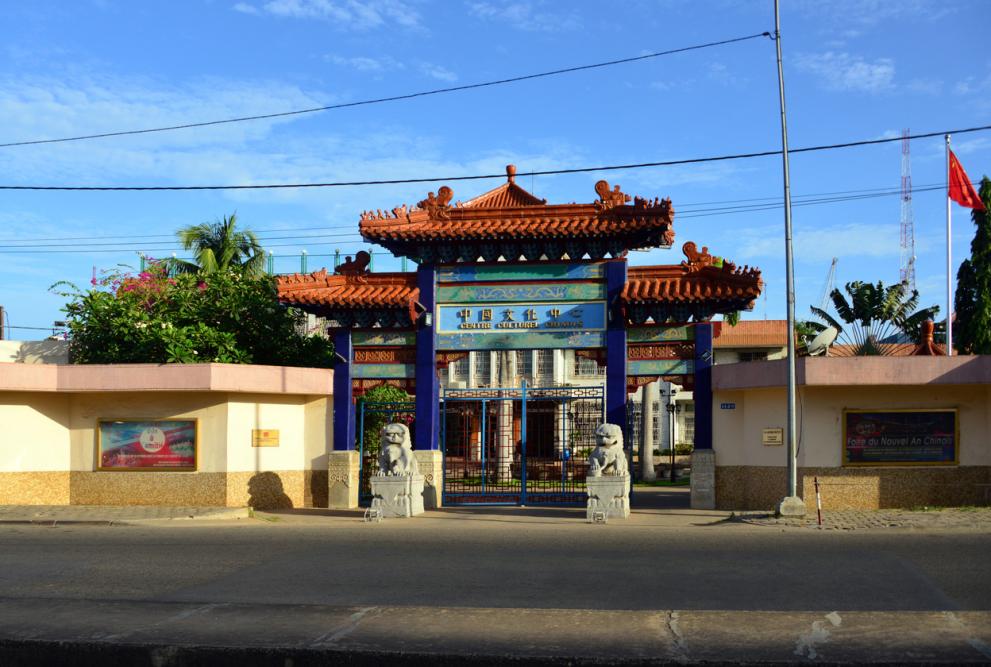 От карамел, слънчогледови семки, до инстантни нудли, супермаркетът Фен Чен“