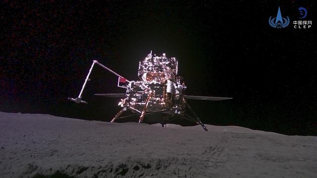 Китайският лунен апарат „Чанъе-6“ прехвърли взетите проби в модула на орбита