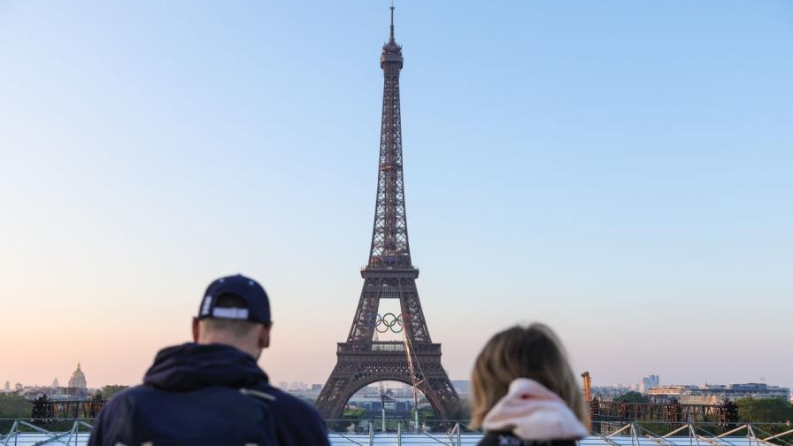 Символът на Париж Айфеловата кула с...