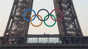 Тази нощ бяха поставени олимпийските кръгове на известната Айфелова кула