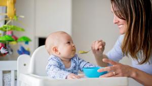 Как да захранваме бебе: Започнете на 6 месеца (ВИДЕО)