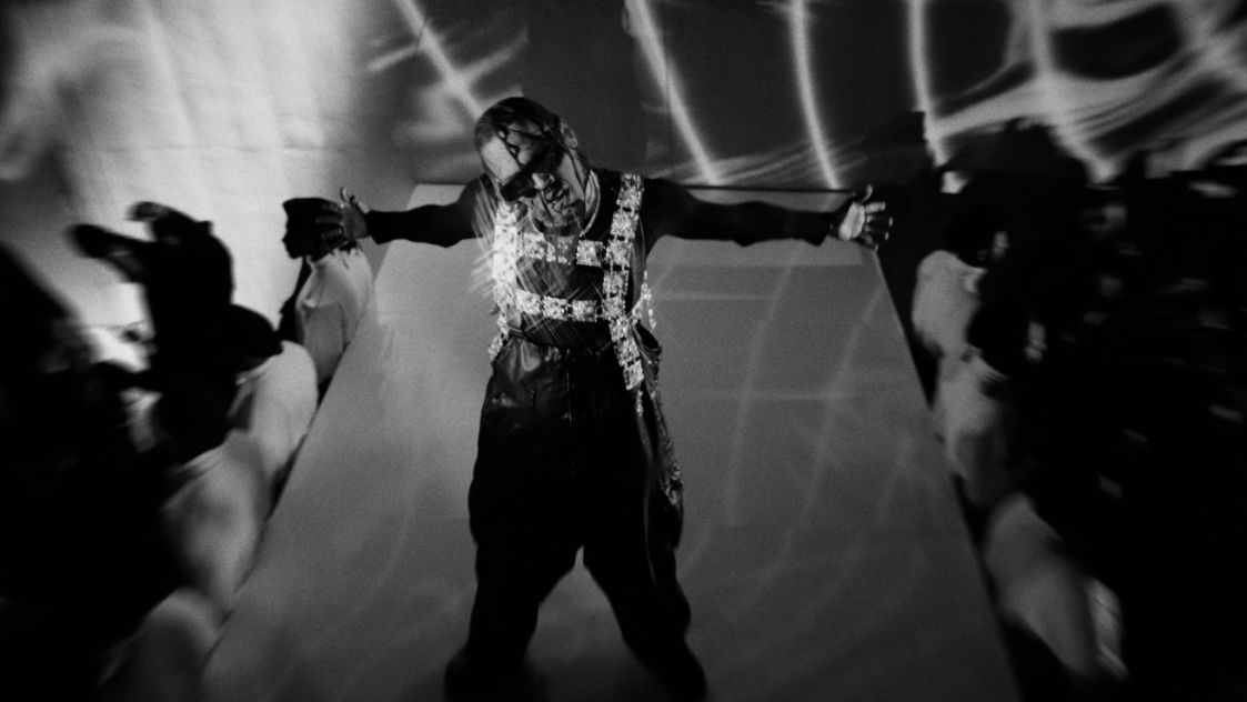 Chris Brown издаде официалното видео за "Hmmm (feat. Davido)"
