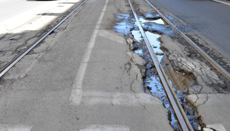 релси - Трамвай дерайлира в София (СНИМКИ)