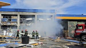 15 са пострадали при силна експлозия в строителния хипермаркет Дедеман