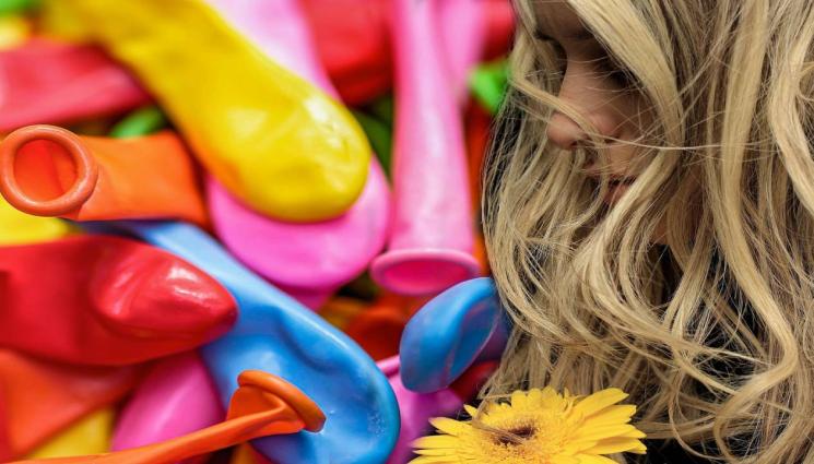 балони - ЩЕ ДУХА ЗДРАВО: Родна чалга звезда пълзи към 60-те, но изглежда 20-годишна! (СНИМКА)