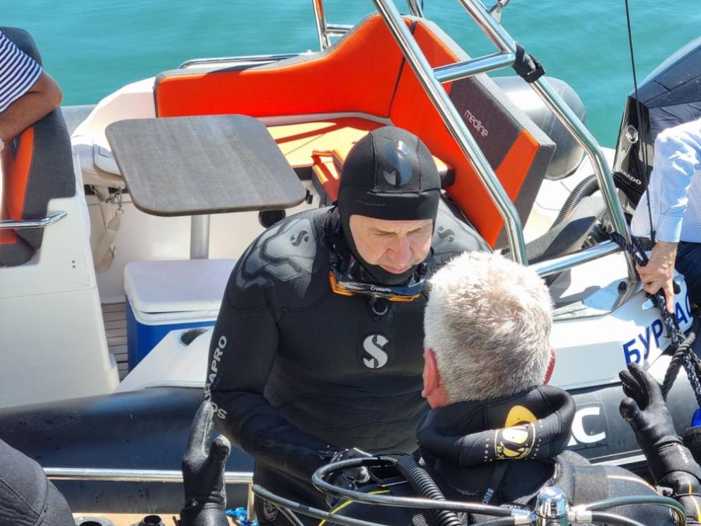 Президентът облече водолазен костюм, включи се в почистване на морското ...