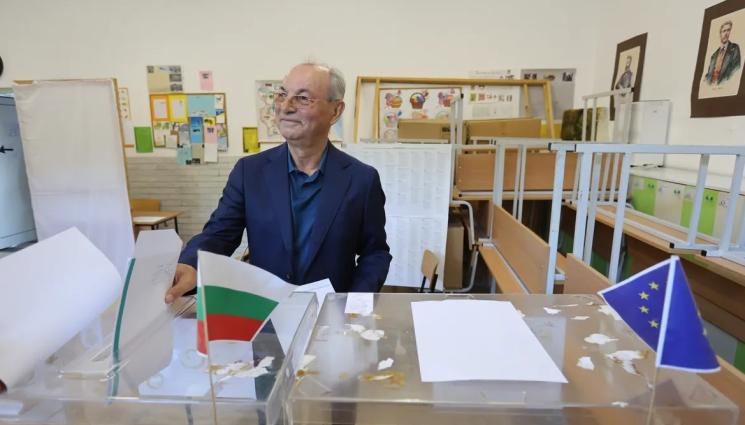 ахмед доган - ПРЪВ ПРЕД СЕКЦИЯТА: Доган пусна гласа си!