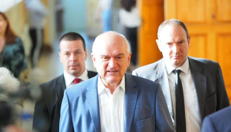 Димитър Главчев - Димитър Главчев упражни правото си на вот на машина