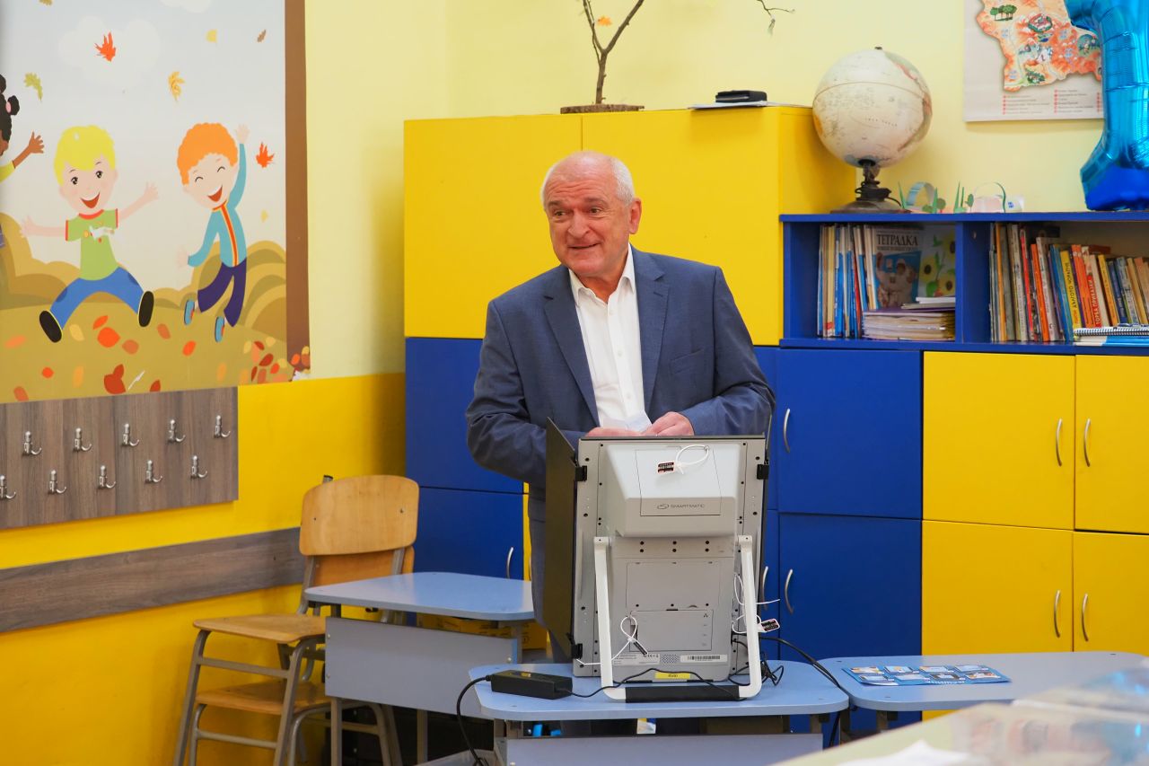 <p>Служебният премиер Димитър Главчев гласува</p>