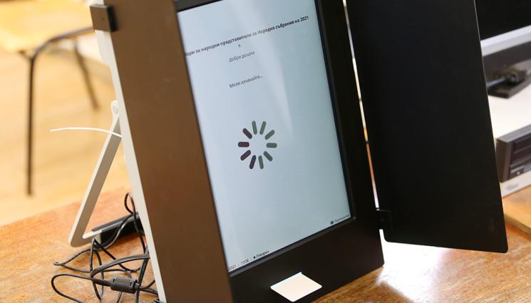 машина гласуване - Дядо на 104 години гласува с машина (СНИМКА)