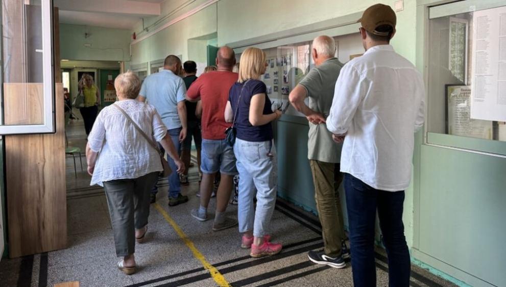 Опашки се образуваха пред избирателните секции в Пловдив. На места