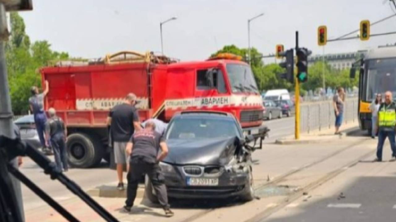 трамвай и БМВ