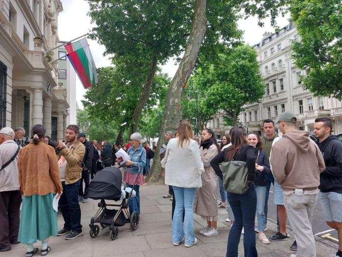 Опашки за гласуване пред посолството ни в Лондон