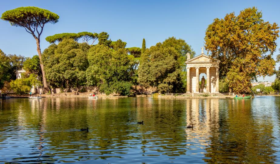 <p><strong>Вила Боргезе</strong></p>

<p>Въпреки че Villa Borghese е една от най-популярните атракции в Рим, много посетители не осъзнават, че тя разполага с няколко скрити кътчета. Разходете се из парка, за да откриете скрити фонтани, статуи и скулптури, както и уединени пейки, идеални за почивка или четене. Освен това, не пропускайте да посетите Галерия Боргезе, която показва изключителна колекция от италиански ренесансови произведения на изкуството.</p>