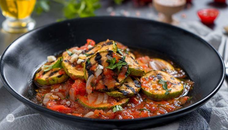 рецепти - Гответе с matekitchen.com: Апетитна лятна салата с тиквички и доматен сос (ВИДЕО)