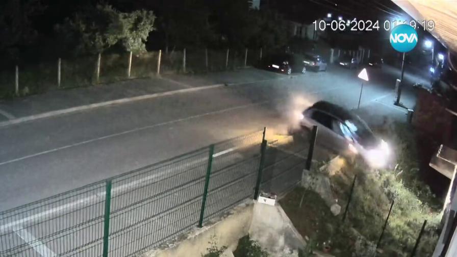 Кола излетя от пътя, "паркира" в двора на къща в Годеч (ВИДЕО)
