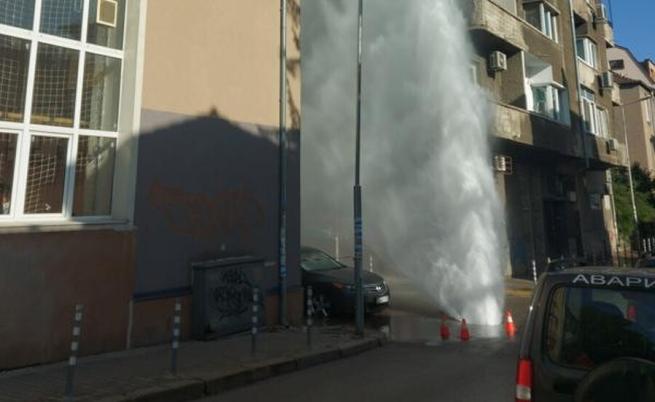 Огромен гейзер с вряла вода изригна в София