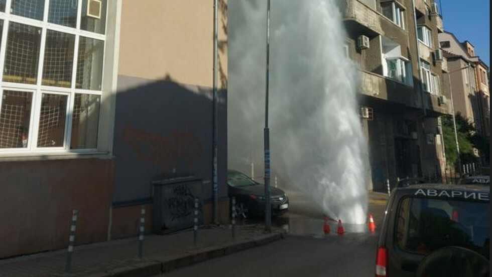 Огромен гейзер с вряла вода изригна в София