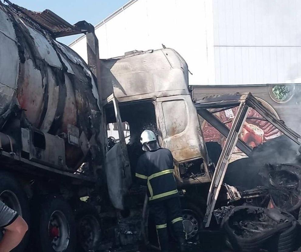 Катастрофа между камион и цистерна в Пловдив предизвика пожар, съобщиха