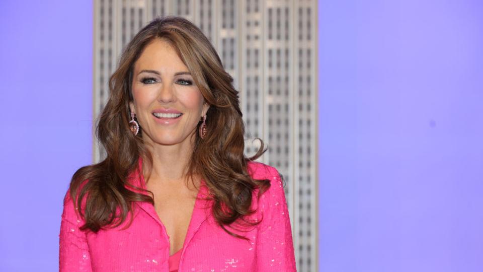 Актрисата Елизабет Хърли отпразнува 60-ия си рожден ден с усмивка,