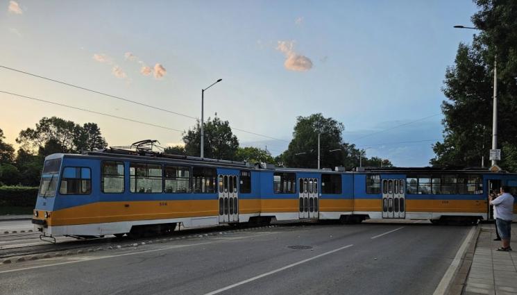 трамвай - Трамвай дерайлира в София! (ВИДЕО)