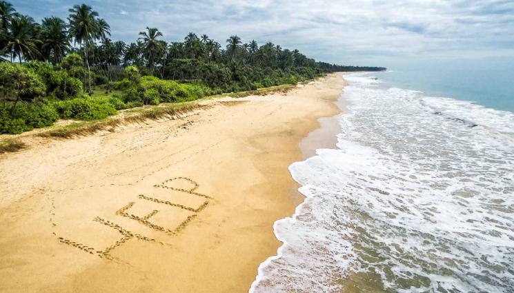 помощ - Надпис ПОМОЩ спаси човек на безлюден плаж (ВИДЕО)