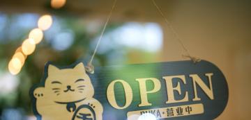 Очарователната история зад популярната японска фигурка на котка „Maneki-neko“