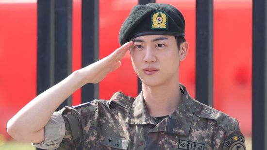 BTS се събраха отново да отпразнуват приключването на военната служба на Jin
