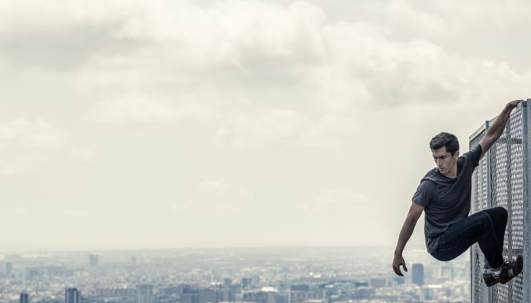 катерач - ЧОВЕКЪТ ПАЯК: Мъж изкачи без екипировка 30-етажен небостъргач (ВИДЕО)