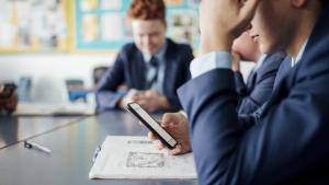 На учениците в Румъния ще бъде забранено използването на мобилен