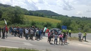 Десети ден продължават протестите на животновъдите от Пловдивско които затварят